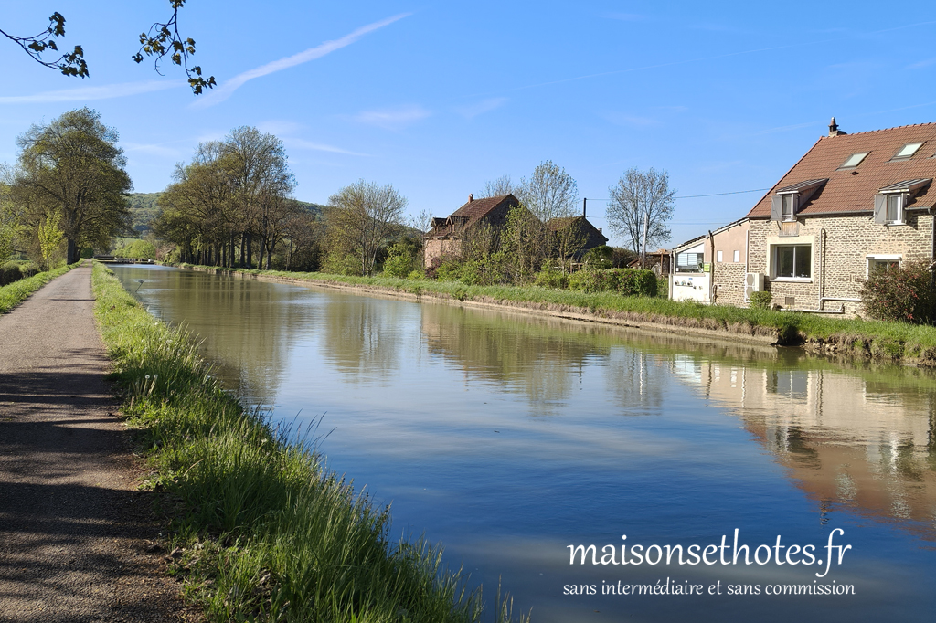 Escape To Burgundy au bord du canal