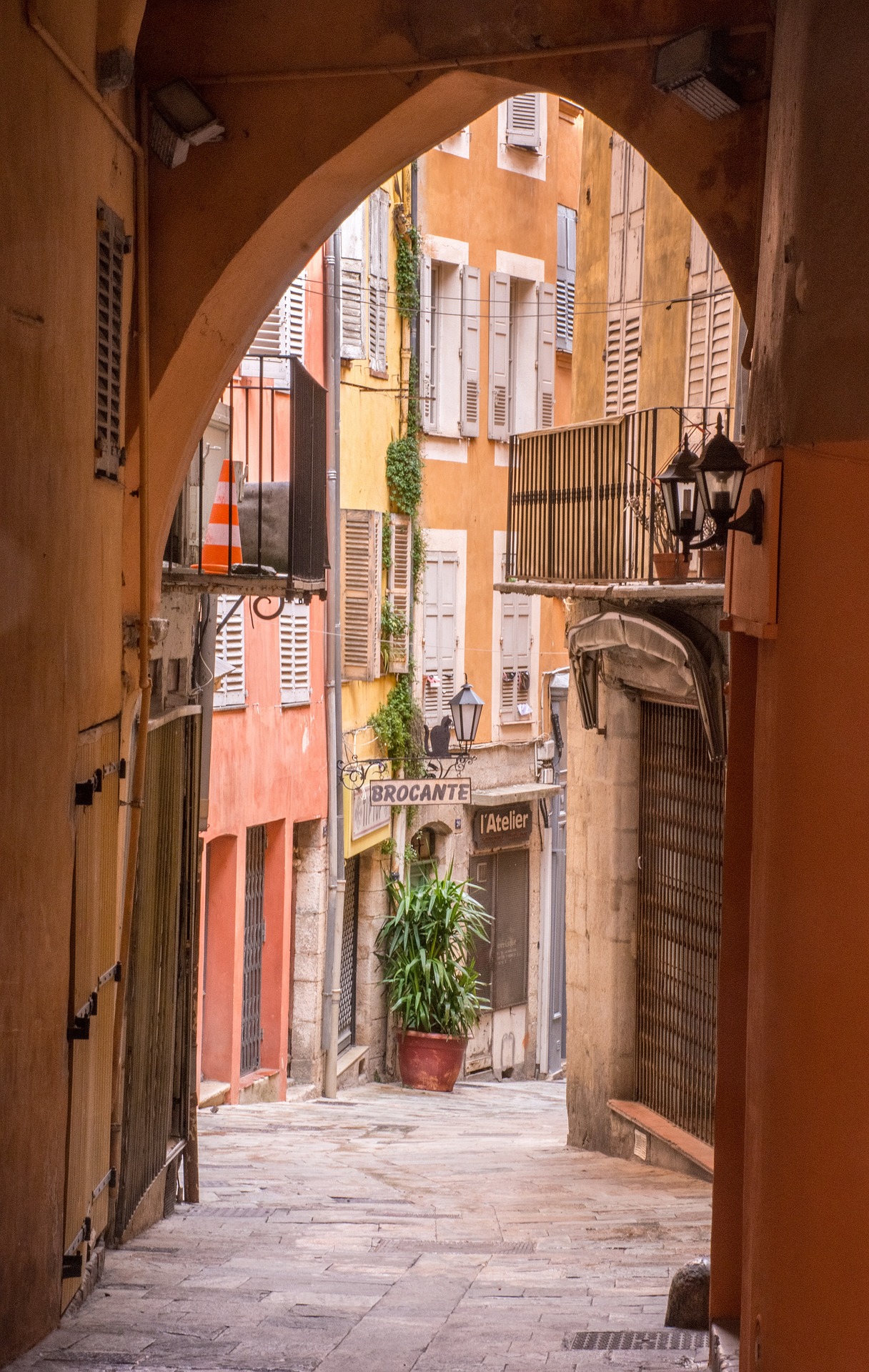 Ruelle typique du centre historique de Grasse en Provence